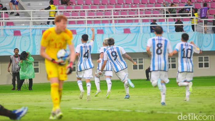 Selebrasi pemain Argentina U-17 usai menjebol gawang Jerman. Tim Tango muda sempat mengawali laga dengan baik usai unggul 2-1 di babak pertama. Selebrasi pemain Argentina U-17 usai menjebol gawang Jerman. Tim Tango muda sempat mengawali laga dengan baik usai unggul 2-1 di babak pertama.