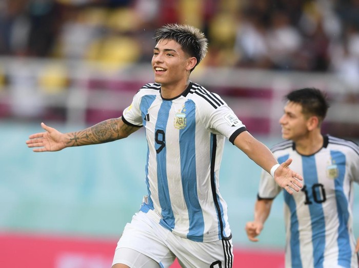 Pesepak bola Timnas Jerman menyanyikan lagu kebangsaan sebelum berhadapan dengan Timnas Argentina pada pertandingan semifinal Piala Dunia U-17 2023 di Stadion Manahan, Solo, Jawa Tengah, Selasa (28/11/2023). ANTARA FOTO/Akbar Nugroho Gumay/nym.