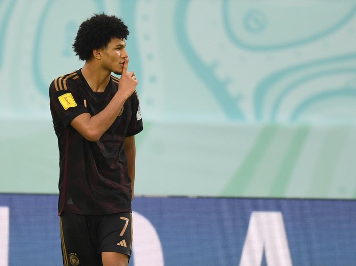 Pesepak bola Timnas Jerman menyanyikan lagu kebangsaan sebelum berhadapan dengan Timnas Argentina pada pertandingan semifinal Piala Dunia U-17 2023 di Stadion Manahan, Solo, Jawa Tengah, Selasa (28/11/2023). ANTARA FOTO/Akbar Nugroho Gumay/nym.