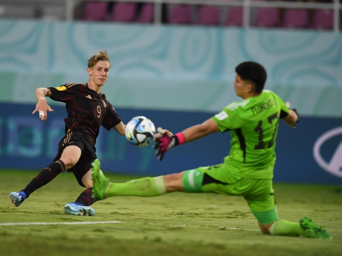 Pesepak bola Timnas Jerman menyanyikan lagu kebangsaan sebelum berhadapan dengan Timnas Argentina pada pertandingan semifinal Piala Dunia U-17 2023 di Stadion Manahan, Solo, Jawa Tengah, Selasa (28/11/2023). ANTARA FOTO/Akbar Nugroho Gumay/nym.