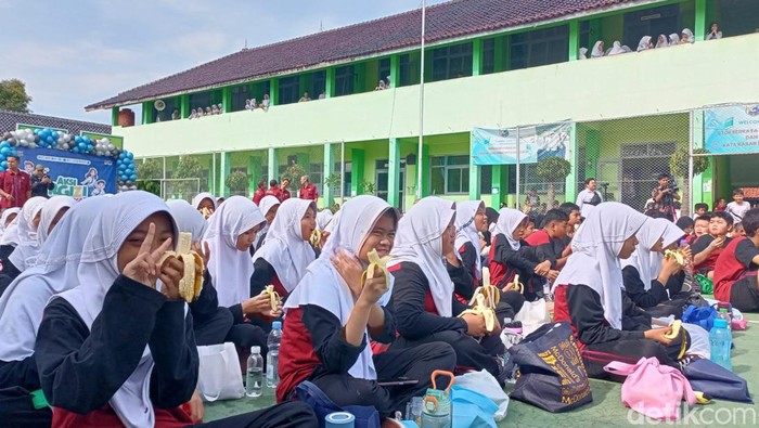 Siswa di Majalengka saat pecahkan rekor MURI makan pisang terbanyak