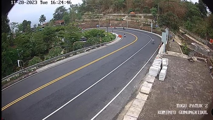 Suasana Jalan Jogja-Wonosari di perbatasan Gunungkidul-Bantul, Selasa (28/11/2023) pukul 16.34 WIB.