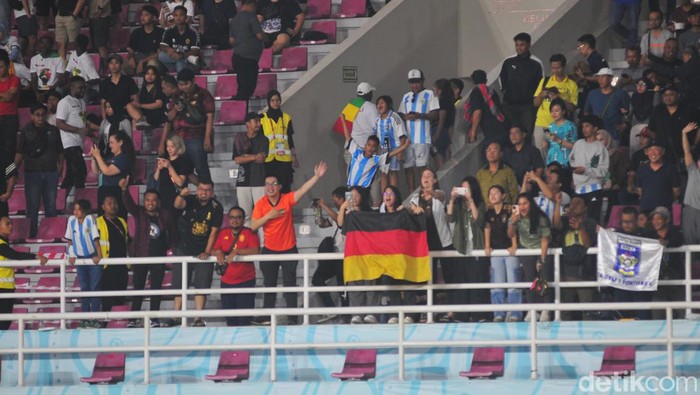 Suporter Jerman yang hadir di Stadion Manahan Solo ikut merayakan kemenangan Der Panzer atas Tim Tango.