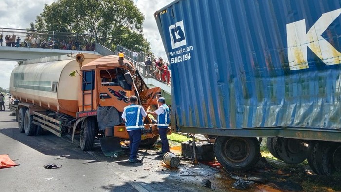 Tabrakan antara truk tangki dan truk trailer terjadi di Jalan Tol Belmera, Kecamatan Medan Belawan, Kota Medan.