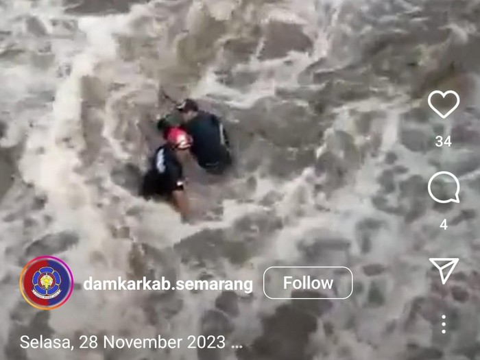 Tangkapan layar video evakuasi pemancing terjebak arus di Sungai Panjang, Ambarawa, oleh petugas Pemadam Kebakaran Kabupaten Semarang, Selasa (28/11/2023) siang.