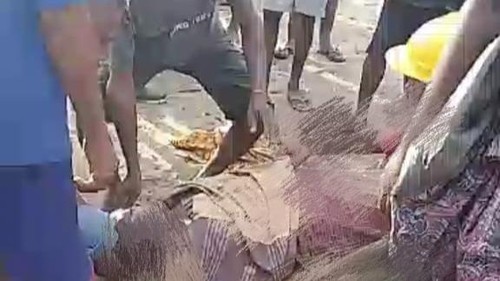 Mendiang Venti Yumelda Naklui saat dievakusi oleh warga sekitar di Desa Tuakau, Kecamatan Fatuleu Barat, Kabupaten Kupang, NTT. (Dok Kecamatan Fatuleu Barat).