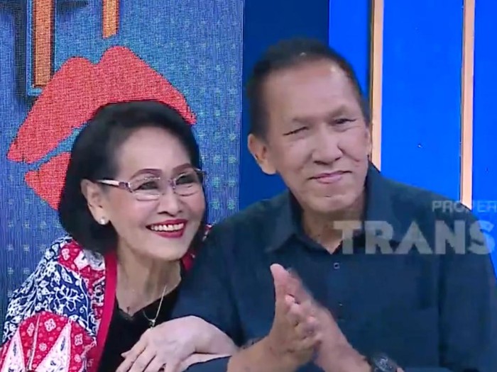Ibunda Tessa Kauang dan ayah.