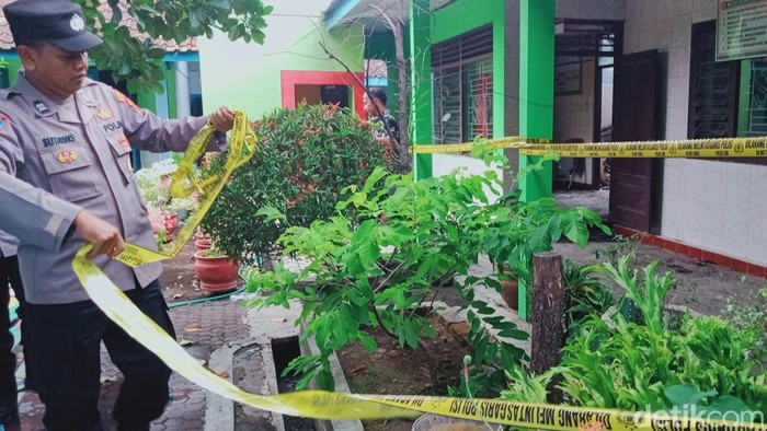 Tim Polsek Ceper melepaskan garis polisi di SMPN 1 Ceper Klaten, Selasa (28/11/2023). Temuan polisi kebakaran di sekolah ini diduga karena korsleting listrik.