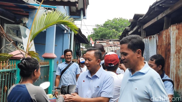 TKN Prabowo-Gibran bagi-bagi makan siang dan susu gratis saat kampanye di Jakarta Timur (Annisa/detiikcom).