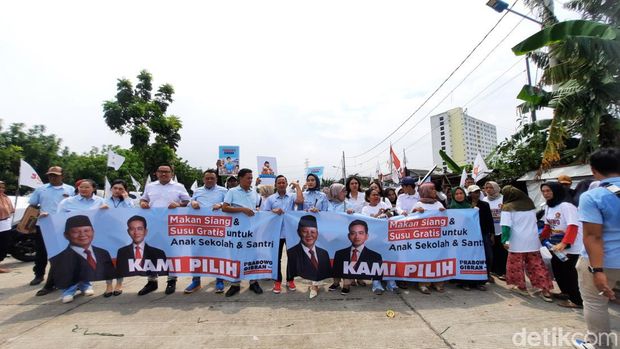 TKN Prabowo-Gibran bagi-bagi makan siang dan susu gratis saat kampanye di Jakarta Timur (Annisa/detiikcom).