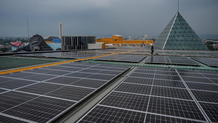 Petugas melakukan pemeriksaan rutin panel surya pada Pembangkit Listrik Tenaga Surya (PLTS) di Pusat Perbelanjaan Trans Studio Mall Bandung, Jawa Barat, Selasa (28/11/2023). Trans Studio Mall (TSM) Bandung menjadi mall pertama di Jawa Barat yang menggunakan teknologi pembangkit listrik tenaga surya (PLTS) dengan kapasitas 1,5 juta kwh setiap tahunnya atau setara dengan penekanan emisi karbon sebesar 1,4 juta kilogram pertahun. ANTARA FOTO/Raisan Al Farisi/foc.