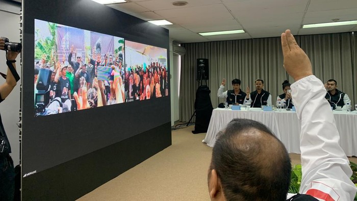 Pasangan capres-cawapres nomor urut 3 Ganjar Pranowo dan Mahfud Md memulai kampanye Pilpres 2024. Ganjar dan Mahfud memulai kampanye di lokasi yang berbeda.

Pantauan detikcom di gedung High End, Selasa (28/11/2023), Tim Pemenangan Nasional (TPN) Ganjar-Mahfud melakukan Zoom meeting dari Jakarta melihat kampanye yang dilakukan Ganjar dan Mahfud. Ketua TPN Arsjad Rasjid dan Dewan Penasehat TPN Yenny Wahid juga mengikuti Zoom meeting tersebut.
