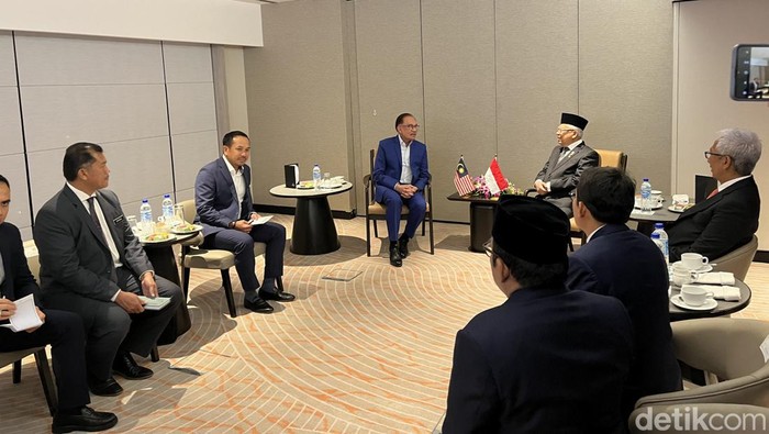 Wakil Presiden Maruf Amin bertemu Perdana Menteri Malaysia, Anwar Ibrahim, di Kuching, Malaysia. (Kanavino/detikcom)