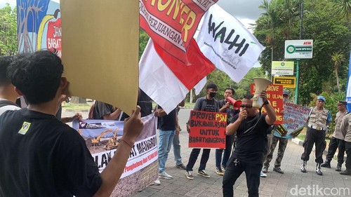 Walhi Bali bersama KEKAL dan Frontier Bali menggelar aksi demonstrasi di depan kantor Gubernur Bali, Denpasar, Selasa (28/11/2023). (Foto: Rizki Setyo Samudero/detikBali)