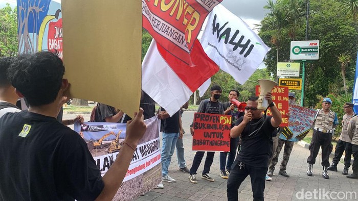 Walhi Bali bersama KEKAL dan Frontier Bali menggelar aksi demonstrasi di depan kantor Gubernur Bali, Denpasar, Selasa (28/11/2023). (Foto: Rizki Setyo Samudero/detikBali)