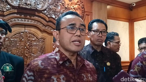 Wali Kota Denpasar I Gusti Ngurah Jaya Negara saat ditemui di kantor Satpol PP Kota Denpasar, Selasa (28/11/2023). (Foto: Ni Made Lastri Karsiani Putri/detikBali)