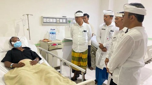 Wali Kota Denpasar I Gusti Ngurah Jaya Negara saat menjenguk anggota Satpol PP Kota Denpasar di RSUD Wangaya, Senin (27/11/2023). (Foto: Istimewa)