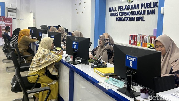 Warga mengurus KTP di kantor Disdukcapil Pinrang.