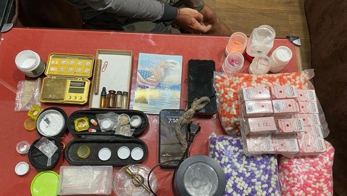 Polisi menemukan barang bukti narkoba di vila yang ditempati GDS, Senin (27/11/2023). (Humas Polresta Denpasar).