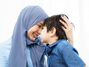 Hukum Ibu Menelantarkan Anak dalam Islam, Apakah Wajib Berbakti Padanya?