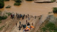 Diketahui Kenya dan negara tetangganya di Tanduk Afrika, Somalia dan Ethiopia, sedang berjuang melawan banjir bandang akibat El Nino, saat mereka sedang bangkit dari kekeringan terburuk dalam empat dekade. 