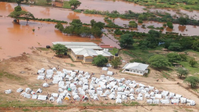 89.000 Keluarga Mengungsi dan 120 Orang Tewas Akibat Banjir Kenya People displaced by flood waters receive relief aid near their makeshift camp following heavy rains in Garsen, Tana Delta within Tana River county, Kenya November 23, 2023. REUTERS/Thomas Mukoya