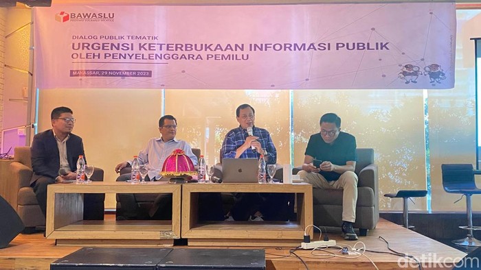 Akademisi Unhas Dr Hasrullah (dua dari kanan) saat menjadi narasumber dalam dialog tematik yang digelar Bawaslu Sulsel dengan tajuk Urgensi Keterbukaan Informasi Publik oleh Penyelenggara Pemilu di Hotel Grand Maleo, Jalan Pelita Raya, Makassar, Rabu (29/11/2023).