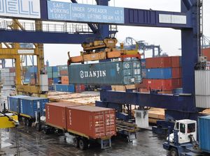Trump Terapkan Tarif 32% ke RI, Biaya Logistik Bisa Naik-Ekspor Turun