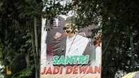 Alat peraga kampanye itu dipasang di pinggir jalan hingga di antara sela-sela pohon.  
