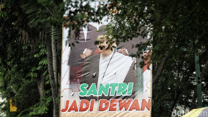 Masa kampanye Pemilu sudah dimulai sejak 28 November 2023 sampai 10 Februari 2024. Alat peraga kampanye pun menghiasi jalanan di kawasan Tanjung Priok, Jakarta.