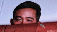 Sejak masa kampanye dimulai pada 28 November, alat peraga kampanye mulai bertebaran.  