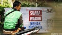 Berbagai janji manis juga dituliskan di spanduk kampanye itu.  