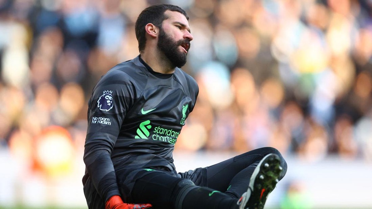 Alisson Becker cedera dan disebut akan absen membela Liverpool selama dua pekan (Foto: REUTERS/CARL RECINE)