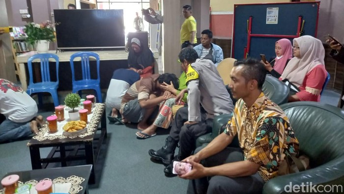 Anggota gangster All Star Surabaya diminta meminta maaf kepada kedua orang tuanya.