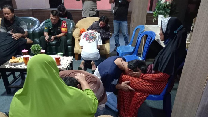 Anggota gangster di Surabaya sungkem ke orang tua saat dijemput orang tuanya