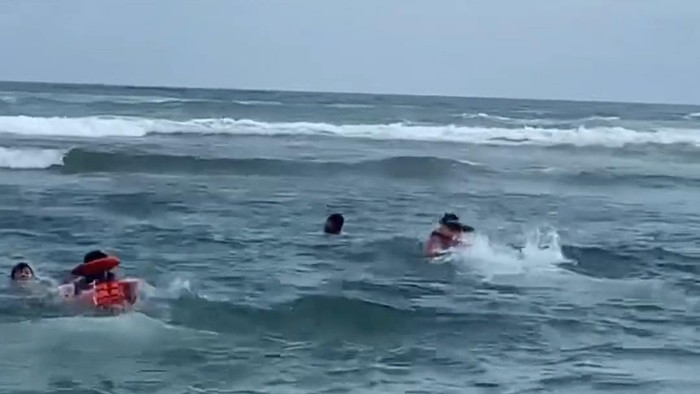 Anggota SAR Satlinmas Rescue Istimewa Wilayah III Parangtritis saat menyelamatkan wisatawan yang tenggelam di Pantai Parangtritis, Rabu (29/11/2023).