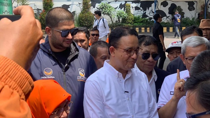 Capres nomor urut 1 Anies Baswedan meninjau pabrik pengolahan hasil susu menjadi keju di Bandung, Jawa Barat. Anies menyebut pabrik pengolahan susu yang dimiliki oleh koperasi merupakan cara yang paling tepat agar keuntungan dirasakan langsung oleh peternak.