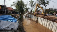 Pekerja menggunakan alat berat mengeruk lumpur di aliran Kali Baru, Kabupaten Bogor, Jawa Barat, Rabu (29/11/2023).  