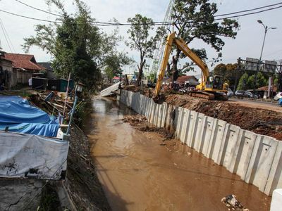 Antisipasi Banjir dan Longsor, Kali Baru di Bogor Dipasang Turap