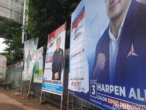 12 Ruas Jalanan di Makassar Harusnya Bebas APK Tetap Dipenuhi Baliho Caleg