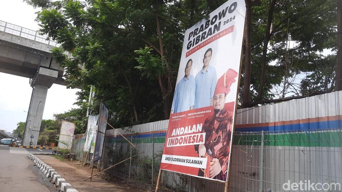 Baliho caleg hingga capres masih terpasang di area terlarang di Makassar, Sulsel.