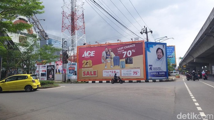 Baliho caleg masih terpasang di Jalan AP Pettarani, Makassar.