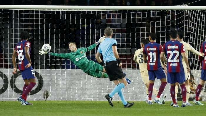 Soccer Football - Champions League - Group H - FC Barcelona v FC Porto - Estadi Olimpic Lluis Companys, Barcelona, Spain - November 28, 2023 FC Barcelonas Inaki Pena in action REUTERS/Albert Gea