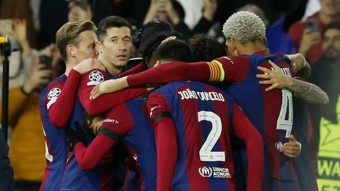 Soccer Football - Champions League - Group H - FC Barcelona v FC Porto - Estadi Olimpic Lluis Companys, Barcelona, Spain - November 28, 2023 FC Barcelonas Joao Felix celebrates scoring their second goal with teammates REUTERS/Albert Gea
