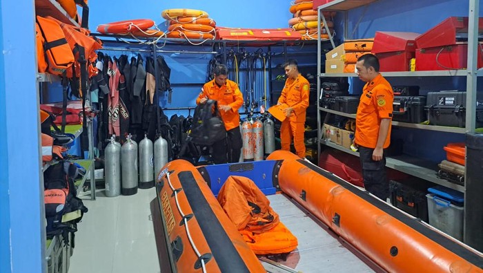 Basarnas Makassar melakukan pencarian nelayan hilang saat melaut di Pangkep.