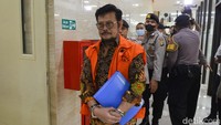 Syahrul datang dengan mengenakan rompi tahanan berwarna oranye. Tangannya juga diborgol.