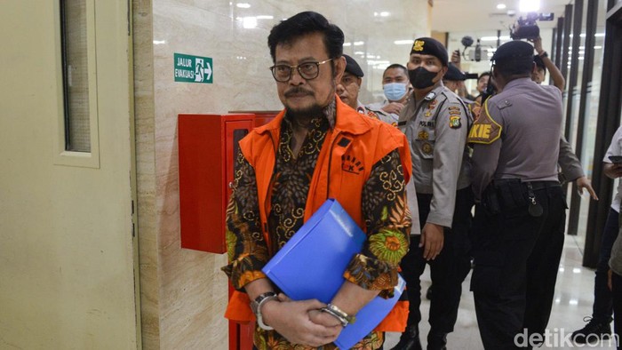 Bawa Map Biru, SYL Diperiksa Sebagai Saksi Kasus Pemerasan Firli Mantan Menteri Pertanian Syahrul Yasin Limpo (SYL) mendatangi pemeriksaan di Bareskrim Polri, Jakarta, Rabu (29/11/2023). SYL diperiksa sebagai saksi kasus pemerasan yang menjerat Ketua KPK nonaktif Firli Bahuri.
