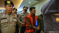 SYL datang dengan membawa map warna biru.  