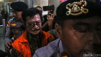 SYL memasuki ruang pemeriksaan di gedung Bareskrim Polri.  