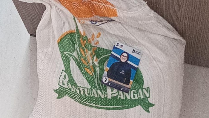 Beras dan kartu nama caleg DPRD Sulsel Andi Azizah Irma yang diduga dibagikan lurah di Pinrang.